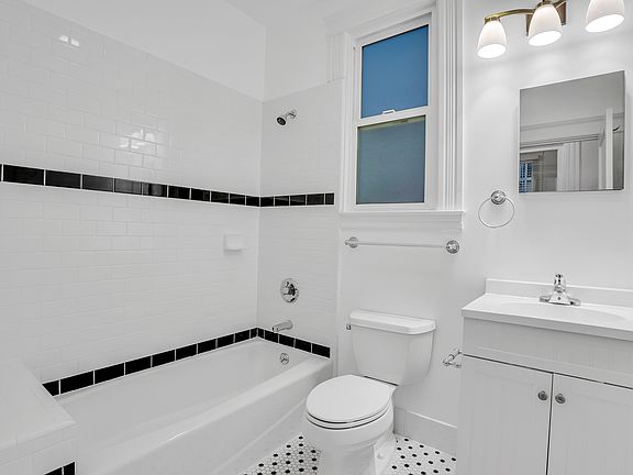 4th image of 635 Ashbury St #4