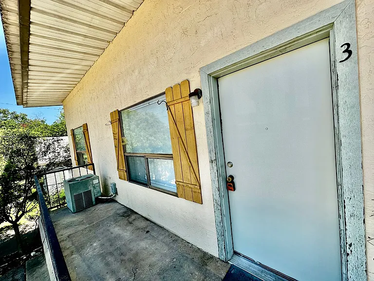 1128 E. Main St Apts. — Photo 1