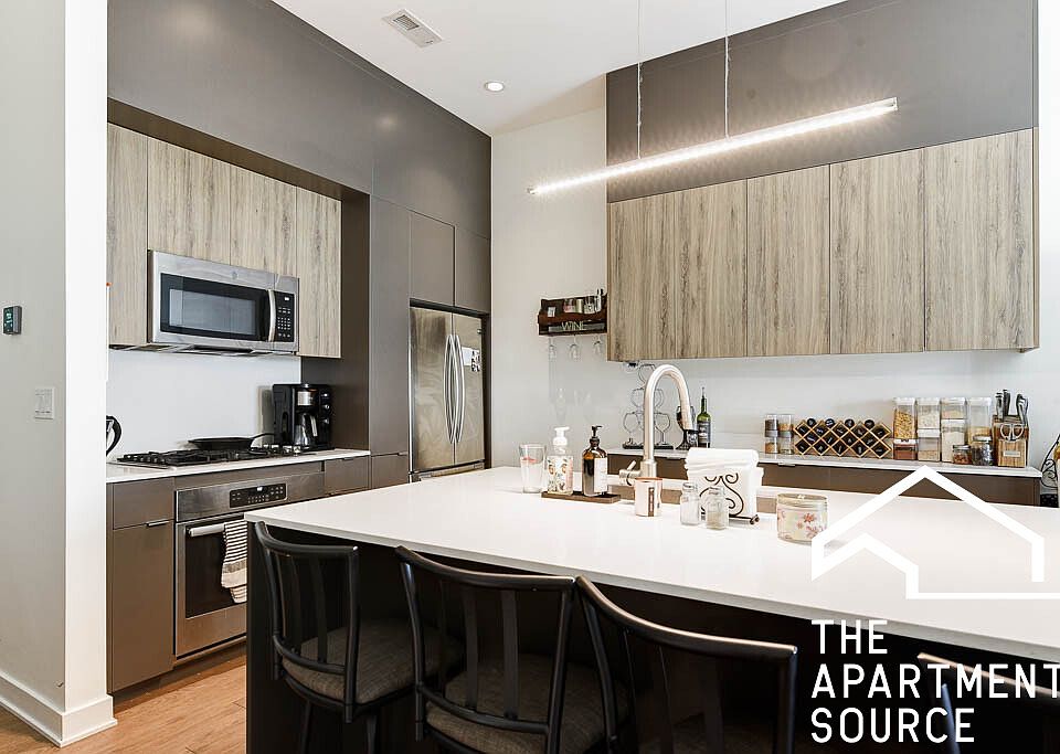 1st image of 3460 N Lincoln Ave #202