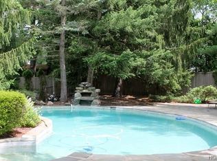 22 Pine Knoll Ct, Monsey, NY 10952