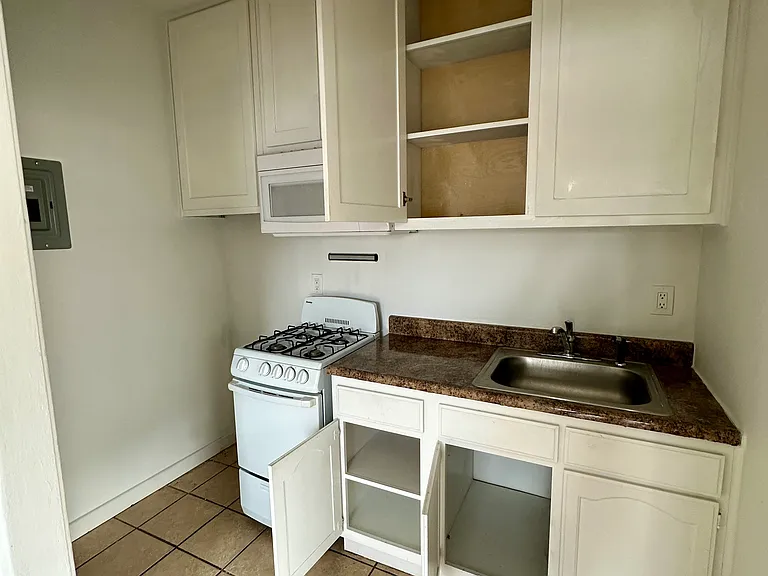 707 N Ridgewood Pl #211 — Photo 8