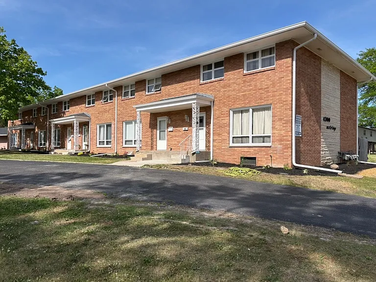 Spacious 3 Bedroom Townhome Available Now Great Location! — Photo 2