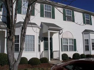 206 Pointe Crest Ct, Cary, NC 27513