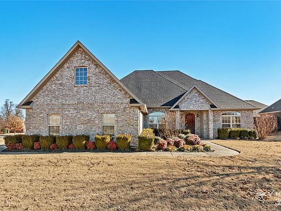 3rd image of 2424 N Water Oak Dr