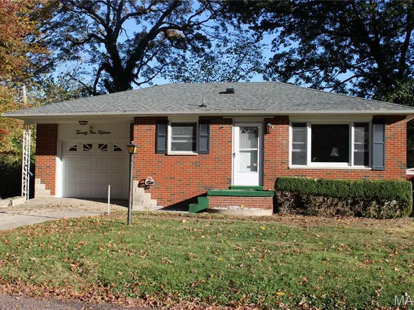 2115 Hill Crest Dr, Highland, IL 62249