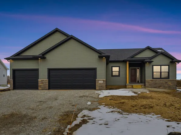 4710 Wild Horse Dr, Cedar Falls, IA 50613