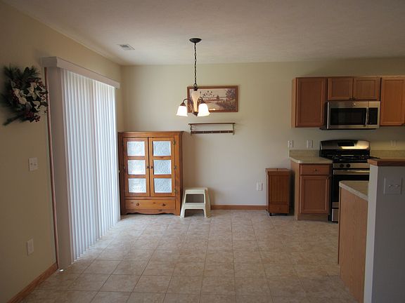 5th image of 1128 Essex Ct