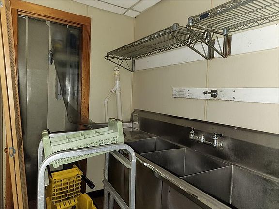 4th image of 311 Plainfield St