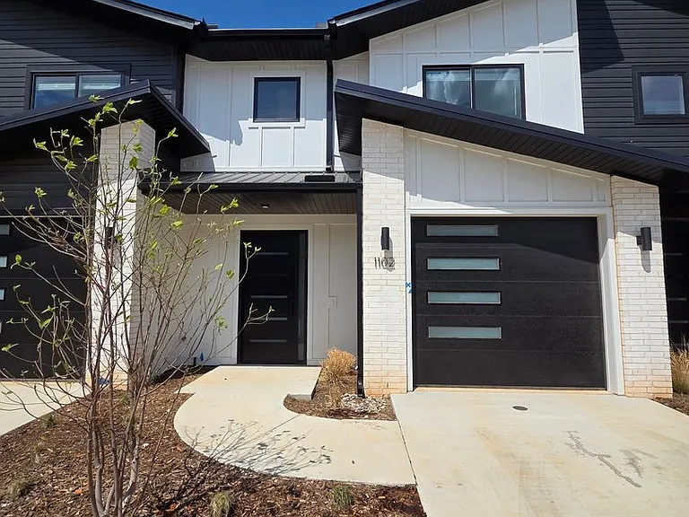 1102 Emilia Ave — Photo 1