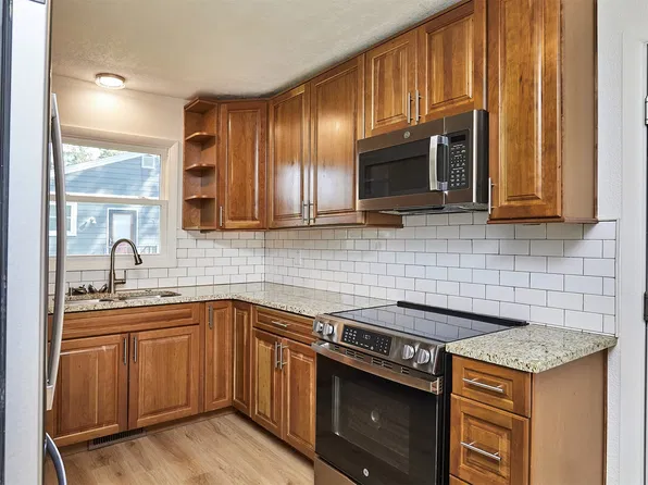 3916 72nd St, Urbandale, IA 50322