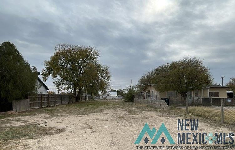 1st image of 806 W 10th St