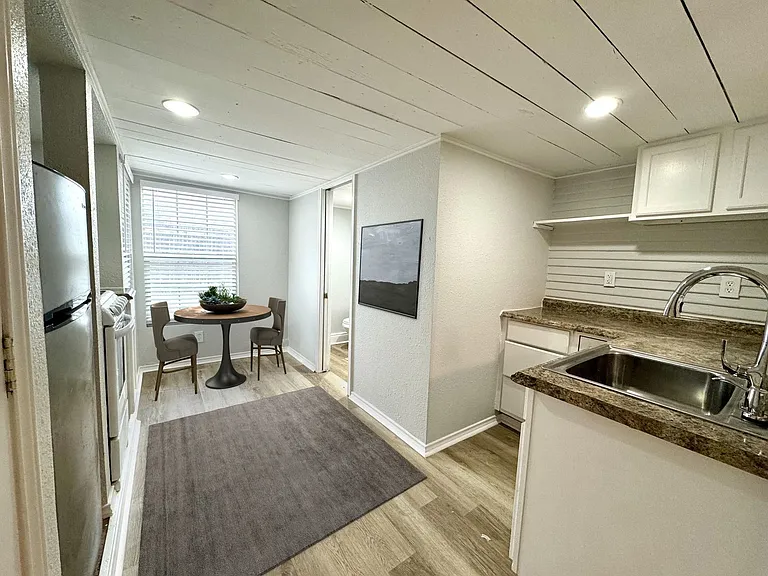 1506 Hurley — Photo 10