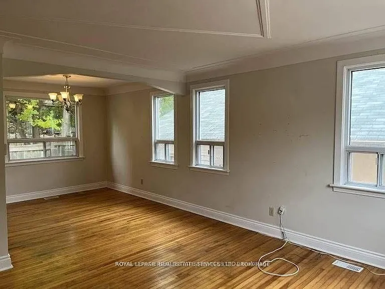 235 Lakeshore Rd W — Photo 7