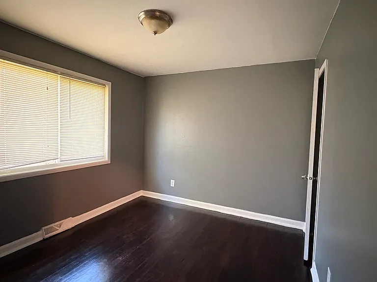 214 Coburg Dr — Photo 6