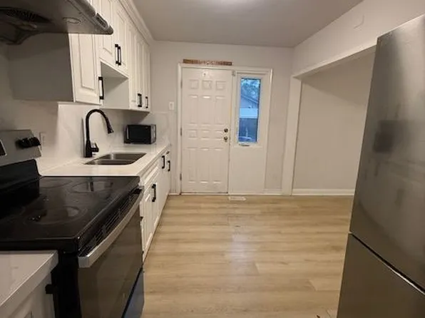 2 Yewfield Cres, Toronto, ON M3B 2Y5