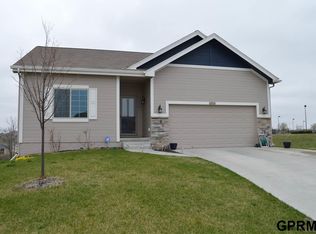 8914 S 69th Cir, Papillion, NE 68133