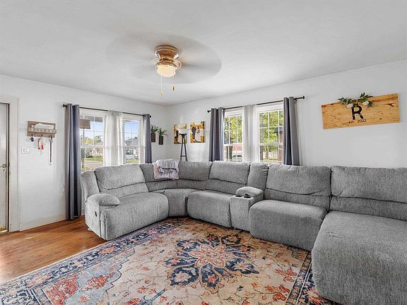 4th image of 35 Colonial Ct