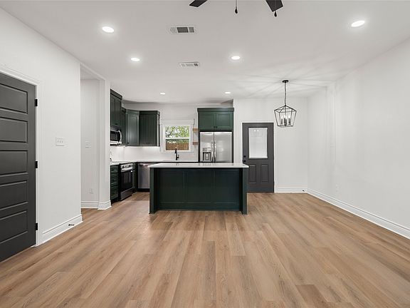 5th image of 307 Live Oak St