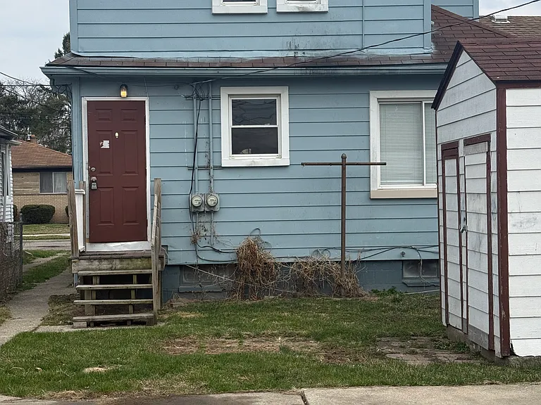 Chandler Ave — Photo 22