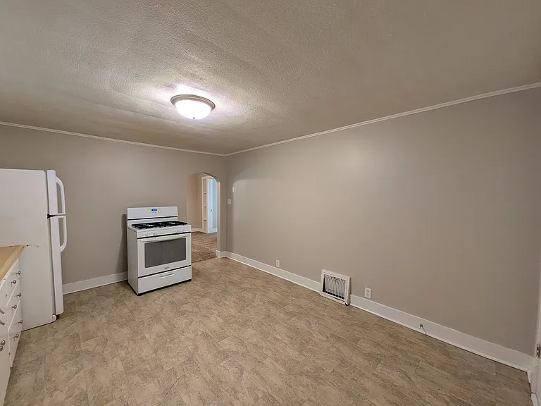 922 Walker St — Photo 6