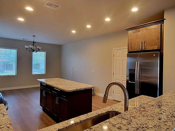 5th image of 480 E Chelsea Dr