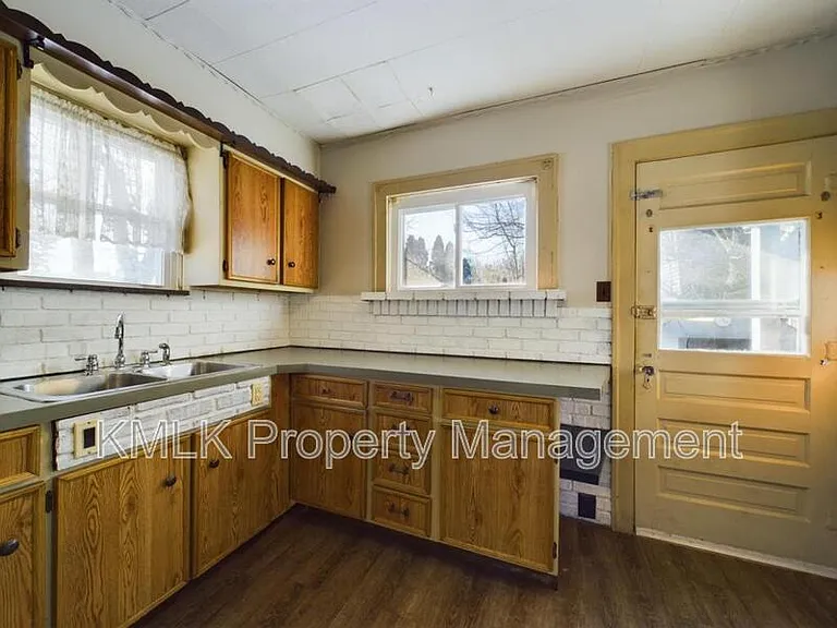 524 Allyn St — Photo 22