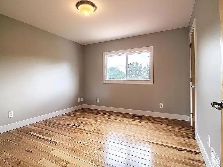 559 London Ave — Photo 16