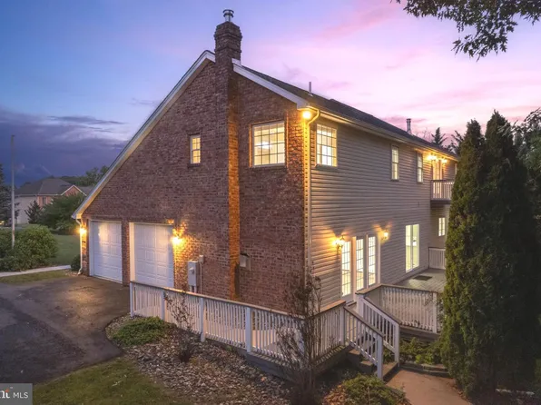 2384 Castlegreen Dr, Greencastle, PA 17225
