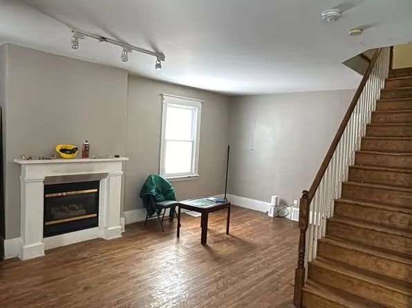7 Fairbairn St, Ottawa, ON K1S 1T2