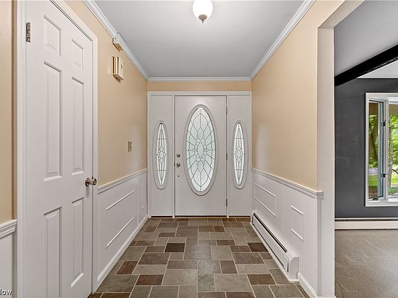 4th image of 930 Valley Dr