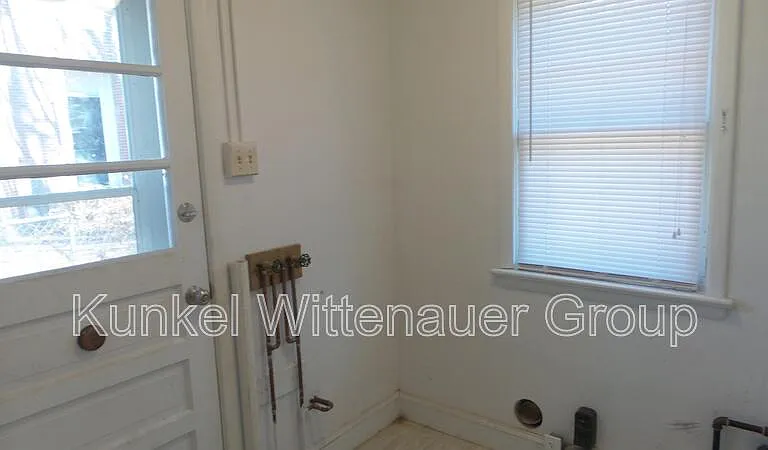 324 N Jackson St — Photo 12