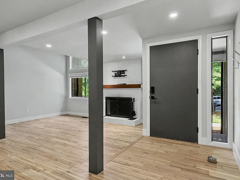 2105 Glencourse Ln — Photo 6