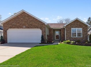 713 Mary Ann Dr, Holly, MI