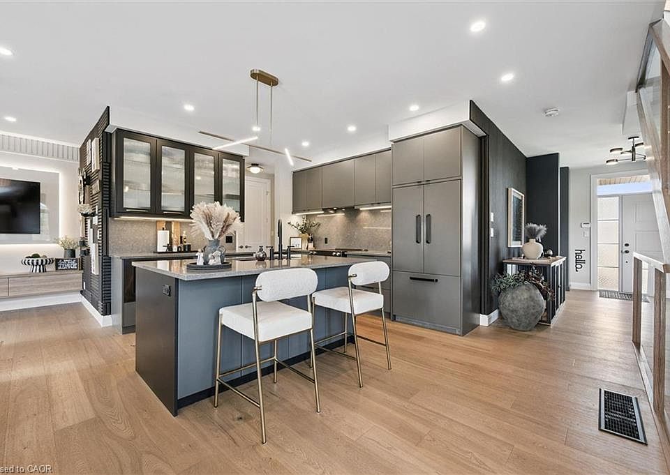 1st image of 3 Queensbrook Cres