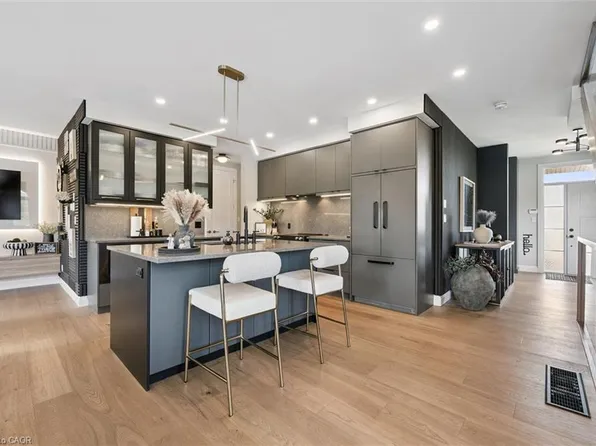 3 Queensbrook Cres, Cambridge, ON N1S 0E5