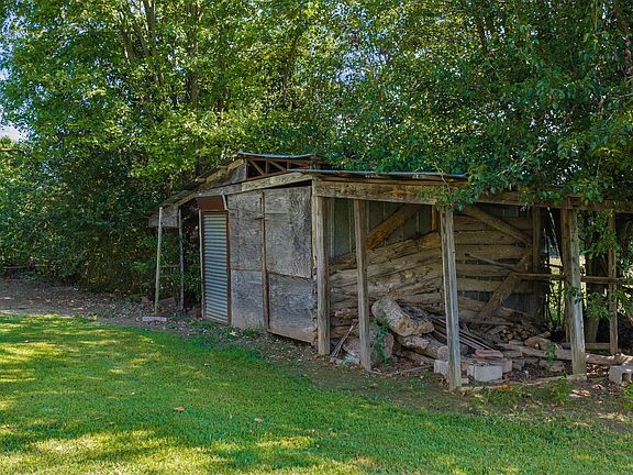 4th image of 453 Lands Rd