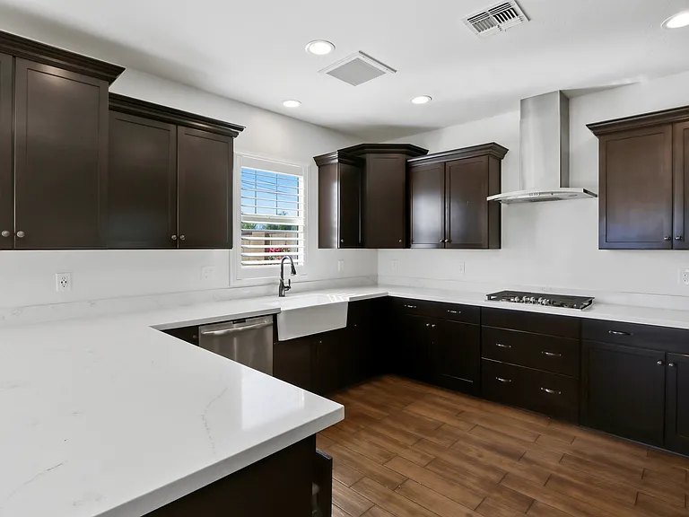 227 E Beatryce St — Photo 10