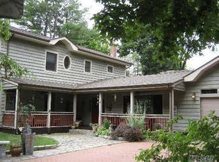 4 Cross Bow Ln, Commack, NY 11725