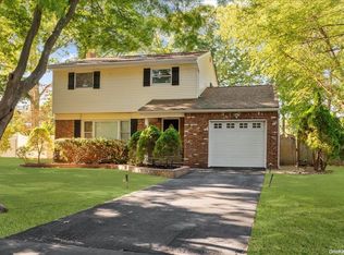 20 Gull Dr, Hauppauge, NY 11788