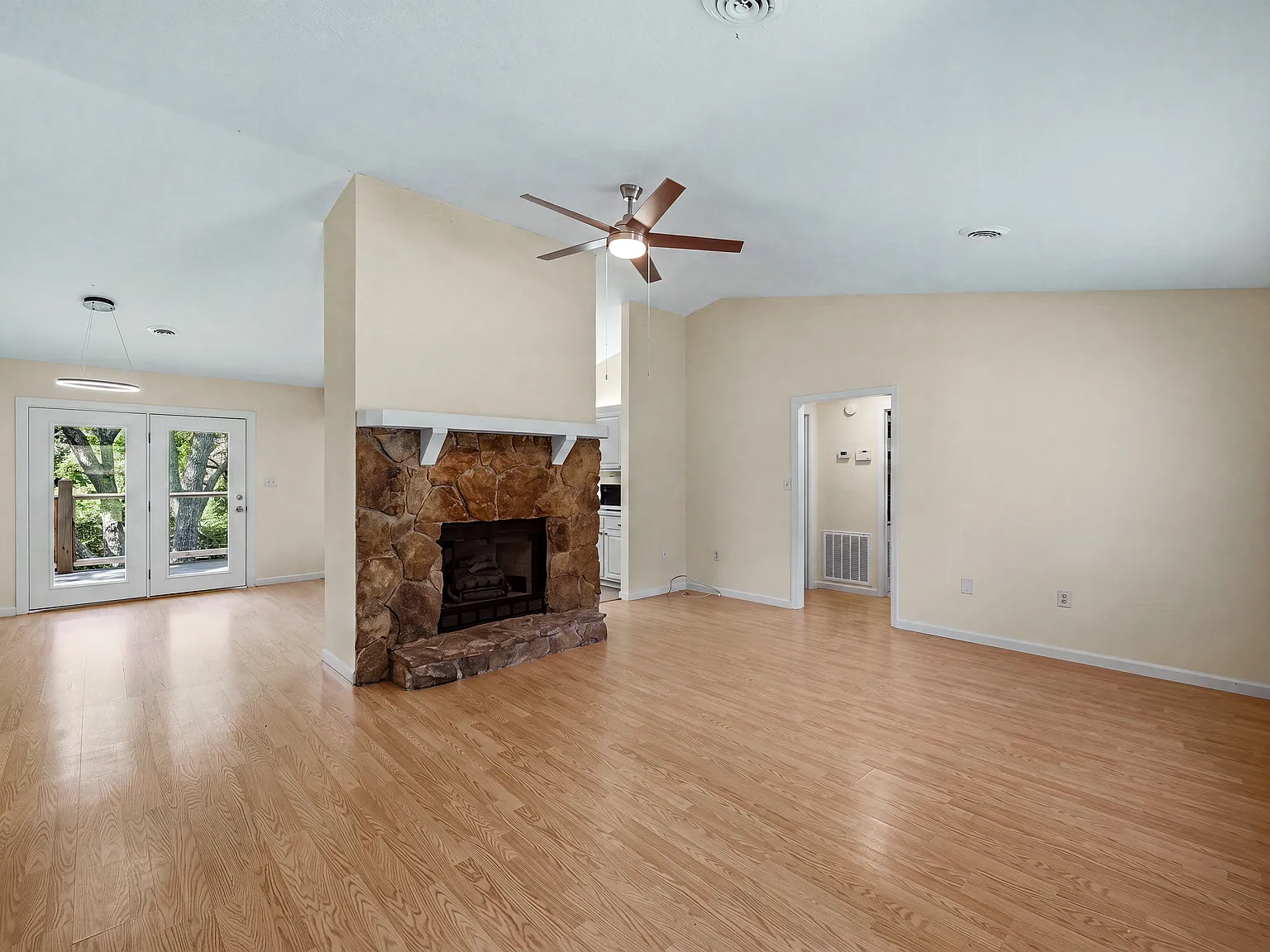 3 bed, 1500 sqft, $2,700 — Photo 4