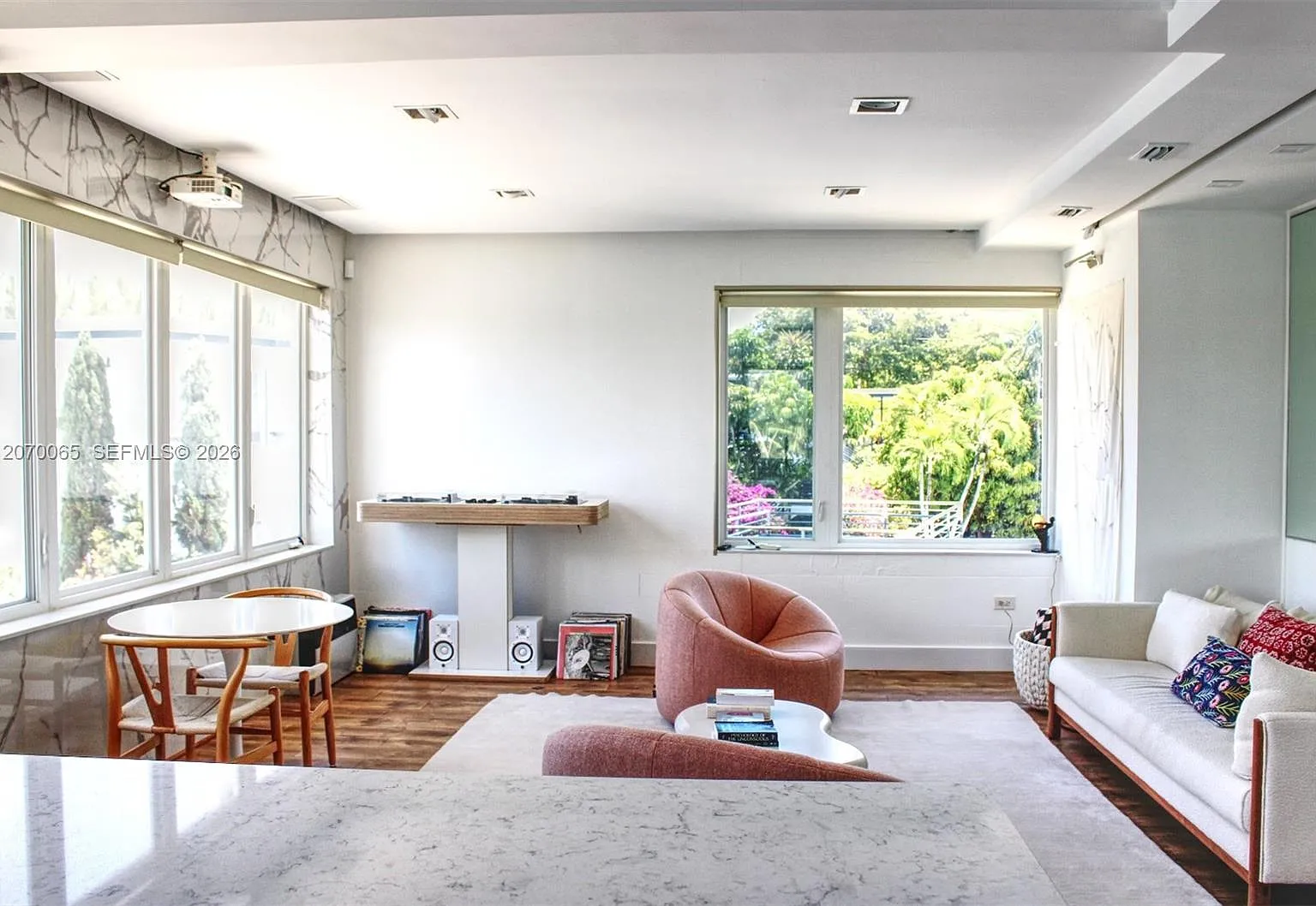 The Esquire House Of M B — Photo 3