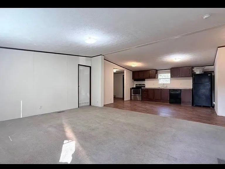 1430 W Howard Ln — Photo 6