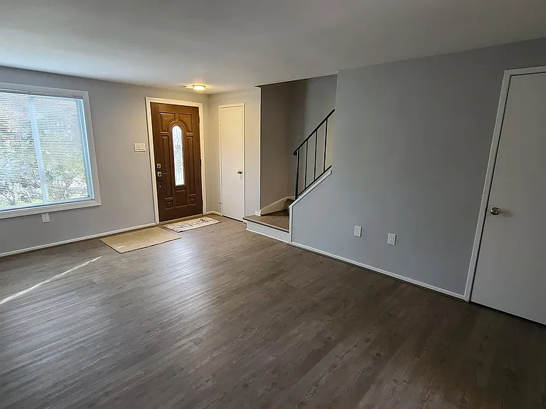 10724 Lester St — Photo 7