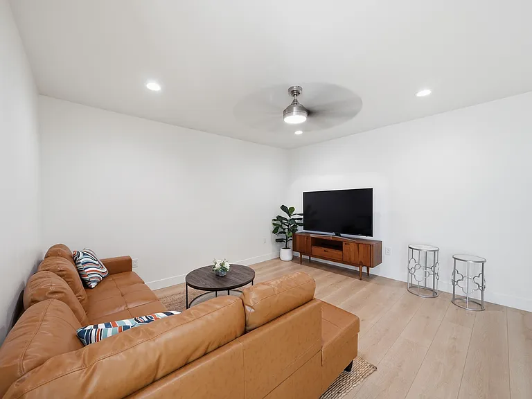 450 S Manhattan Pl #12 — Photo 5