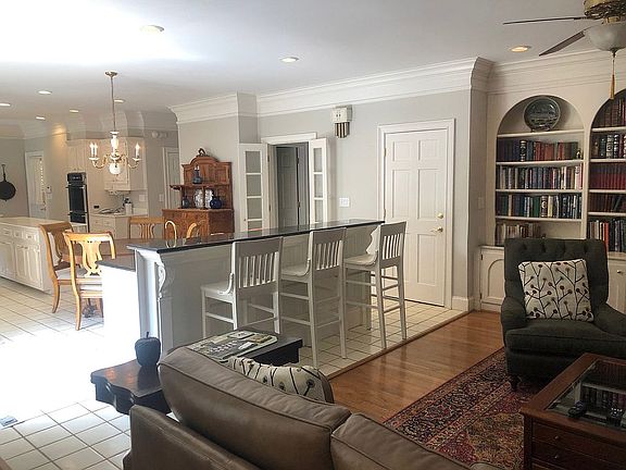 5th image of 3677 Habersham Ln