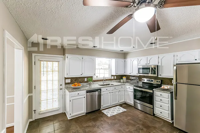 1028 Independence Ct — Photo 3