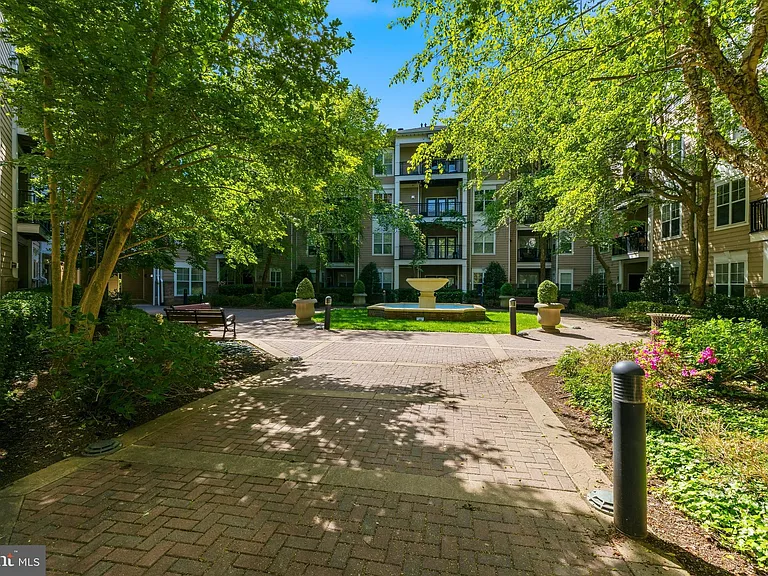 501 Hungerford Dr #144 — Photo 40
