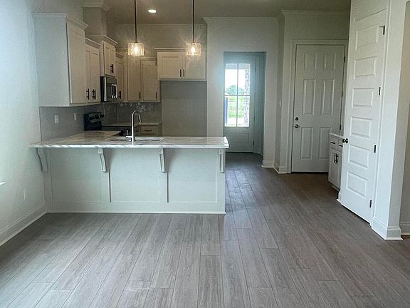 3rd image of 800 Braxton Dr