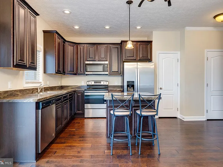102 Cedar Point Ln — Photo 3