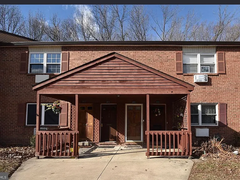 304 Garnet Dr — Photo 1